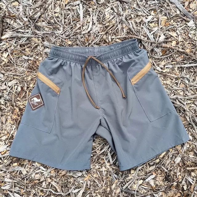 https://runyon.co/images/detailed/7/Runyon-American-Made-In-USA-TrailStash-7-Inch-Running-Hiking-Cycling-Gravel-Short-Steel-Grey-01-min-1.webp